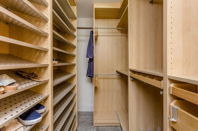 Building Photo - 2005 Potomac Dr