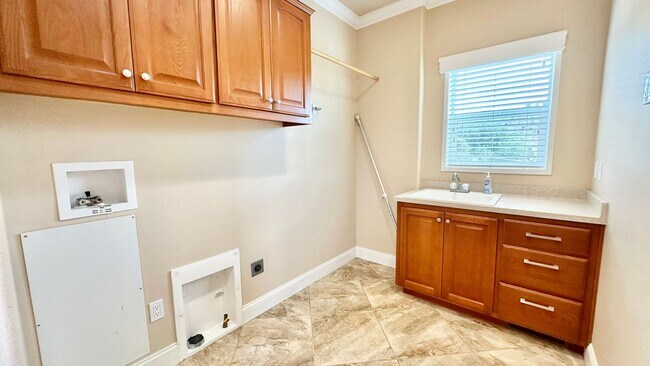 Building Photo - Stunning Single-Story with Spacious Deck, Panoramic Views, on Gated/Fenced Property!