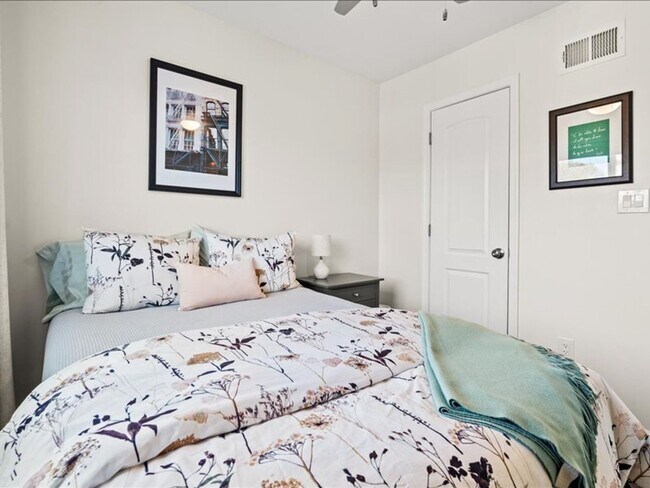 Building Photo - Distinctive Two Bedroom Beauty in Deanwood