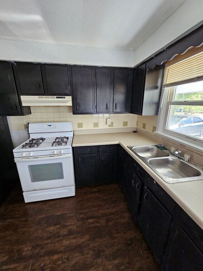 Building Photo - 3 Bedroom For rent ON S Central