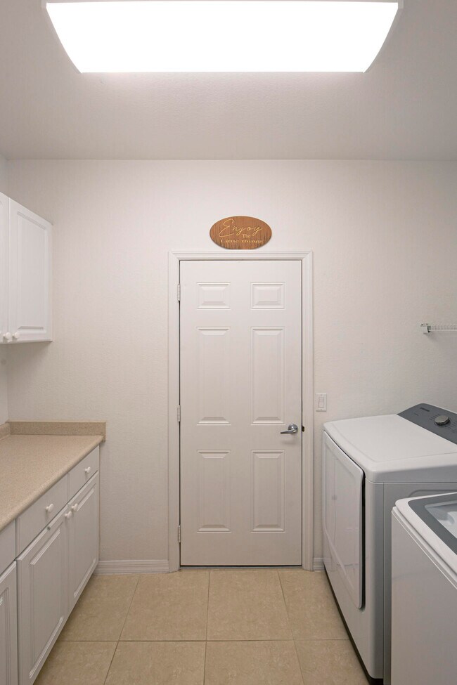 Building Photo - 1864 S Dovetail Dr