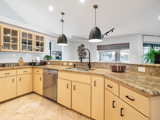 Building Photo - 6 Clinton Ct N