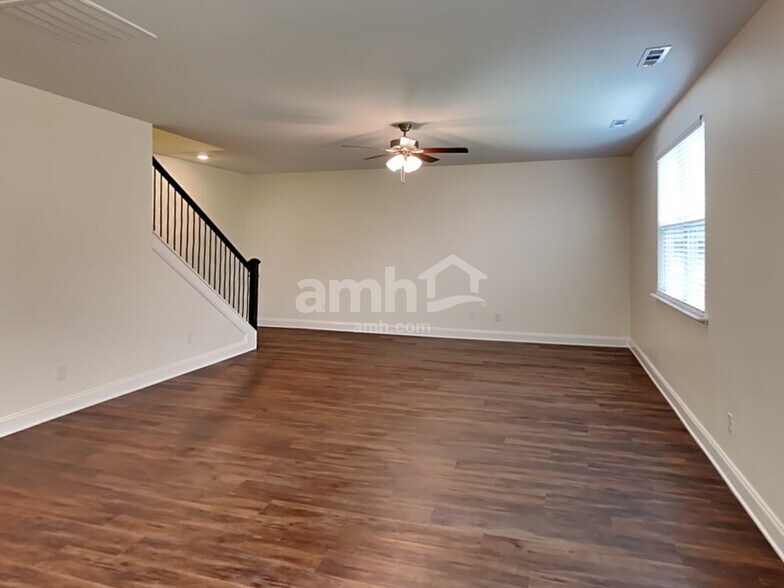 Building Photo - 5208 Valor Dr