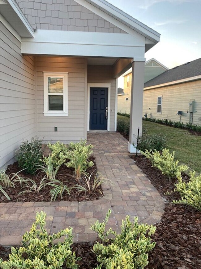 Building Photo - Stylish & Low-Maintenance Living in Oakleaf Community