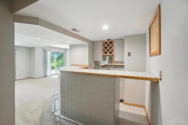Building Photo - Luxury, Privacy, and Convenience All in One!