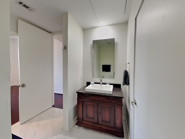 Building Photo - Attractive, fully furnished Arthouse condo — READY NOW!