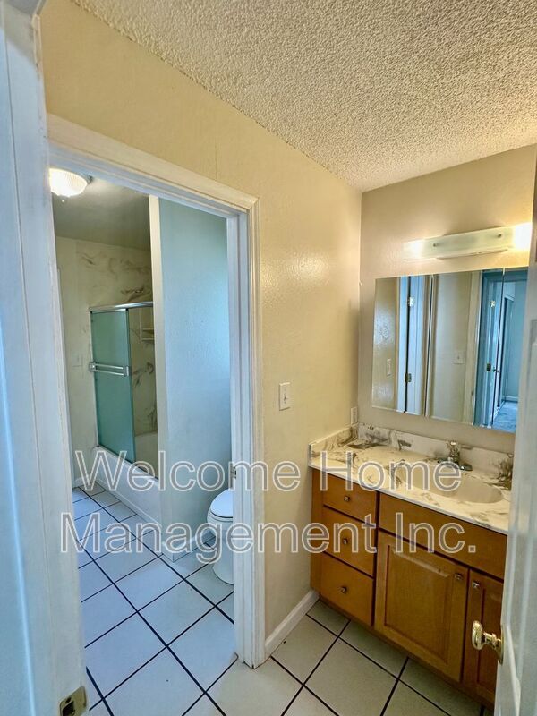 Building Photo - 2225 Hillsborough Ct