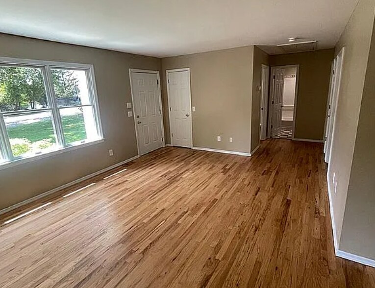 Building Photo - 250 Lakeside Trl