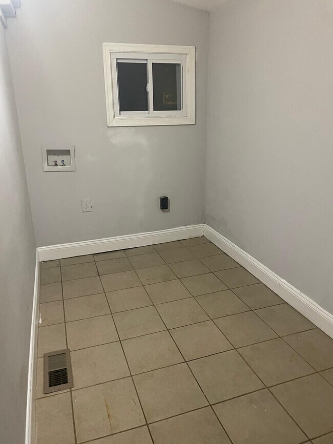 Building Photo - 628 N 55th St