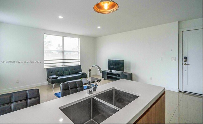 Building Photo - 924 Marseille Dr