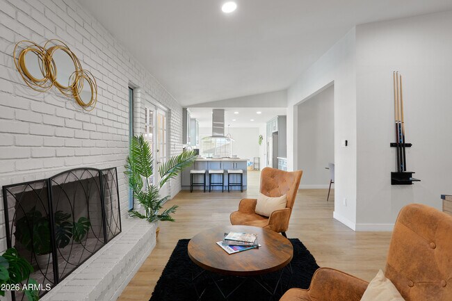 Building Photo - 2331 E Sunnyside Dr