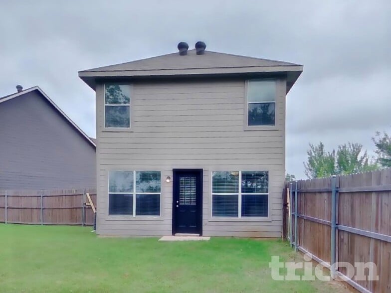 Building Photo - 1532 Pine Ln