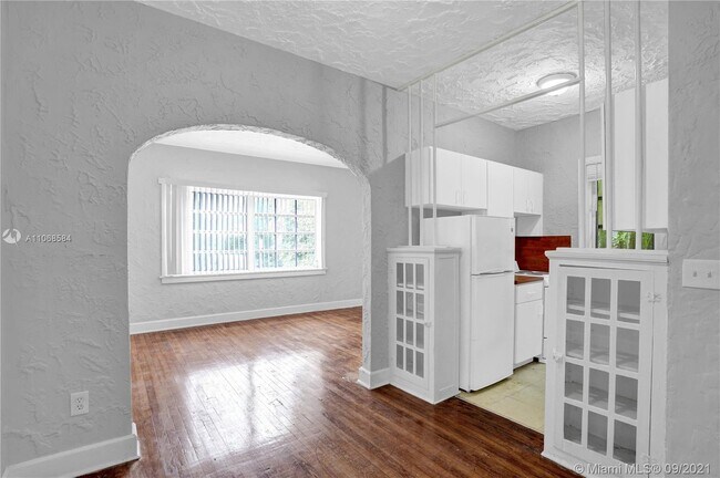 Building Photo - 935 Catalonia Ave