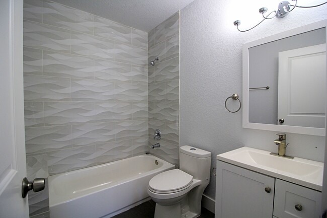 Building Photo - 2/2  Denver Heights Move In ASAP!