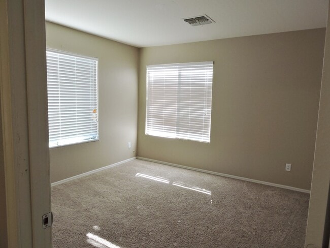 Building Photo - 4 BEDROOM 2 1/2 BATHROOM WITH OFFICE AND LOFT