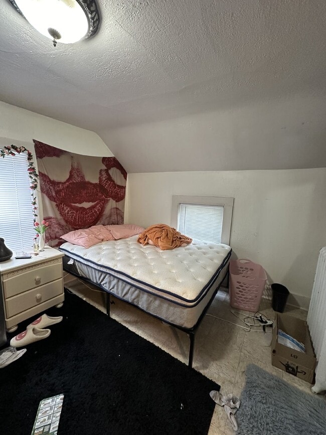 Building Photo - 4 Bed 2 Bath close to UWEC!