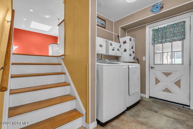 Building Photo - 691 Sussex Ct