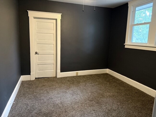 Building Photo - 4 bedroom 2 bathroom home for rent!
