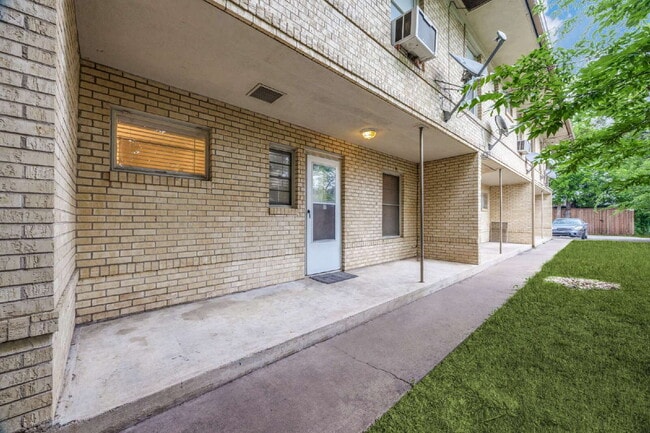 Building Photo - "Charming 1-Bedroom Retreat in Sherman - Your Perfect Urban Escape!"