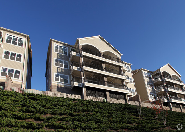 Building Photo - The Summit at Pelham Springs