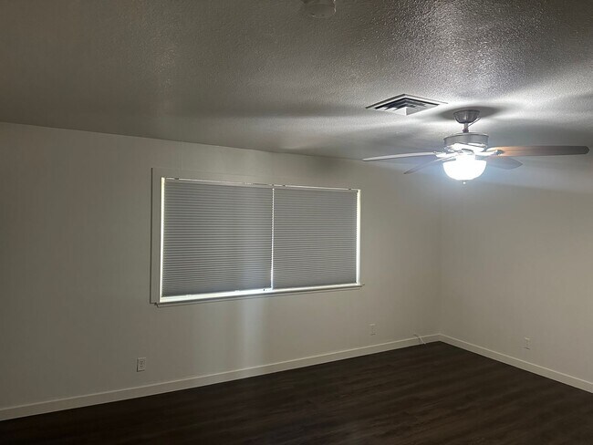 Building Photo - SE!!! Townhouse, Community Pool, Clubhouse...