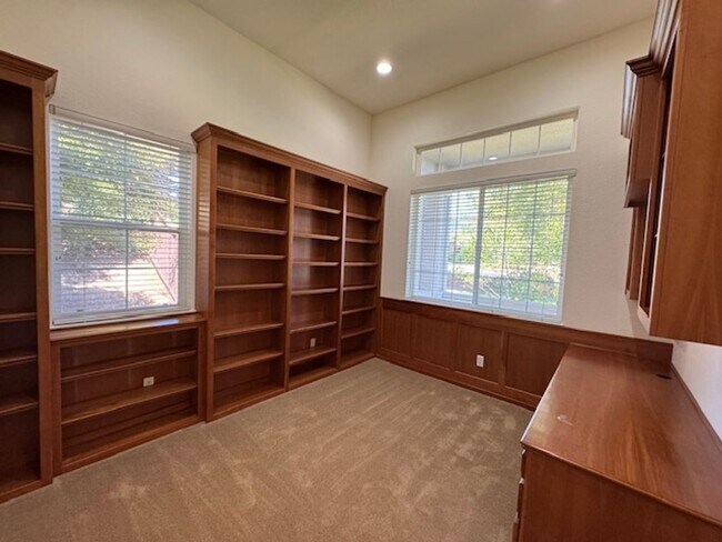 Building Photo - Gorgeous 5 bedroom + office, 4.5 bath Alam...