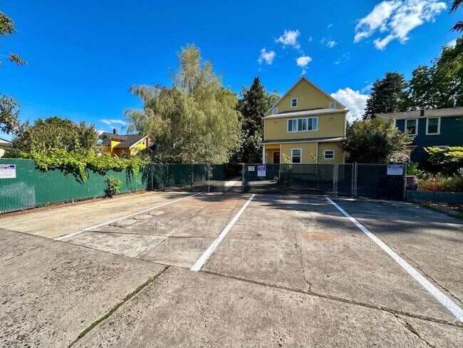 Building Photo - 2625 NE Clackamas St