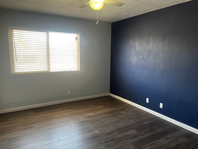 Building Photo - AVAILABLE NOW - 3 Bedroom 2 Bath aprox 140...