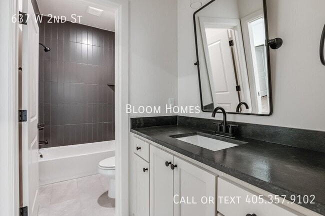 Building Photo - 637 W 2nd St