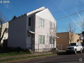 Building Photo - 2 bdrm duplex Woodstock - fenced patio in ...