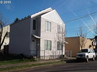 Building Photo - 2 bdrm duplex Woodstock - fenced patio in ...