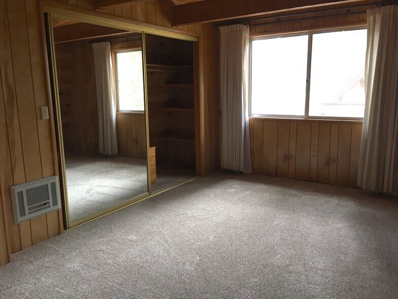 Building Photo - 2037 Fox Ln