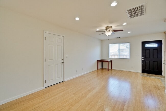 Building Photo - Beautiful 2 Bed/1 Bath Home only Blocks From Downtown Sunnyvale