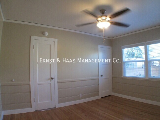 Building Photo - 215 E Scott St