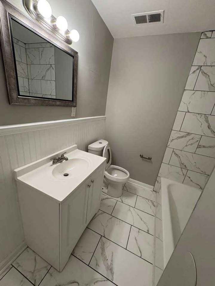 Building Photo - 3588 Vernon Ave