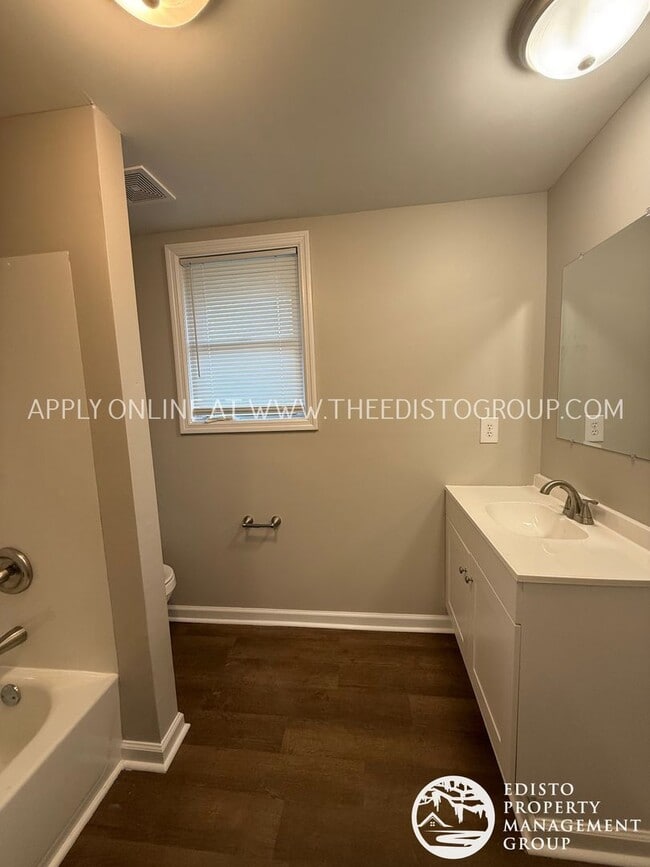 Building Photo - Freshly Renovated 3-Bedroom with Screened Porch