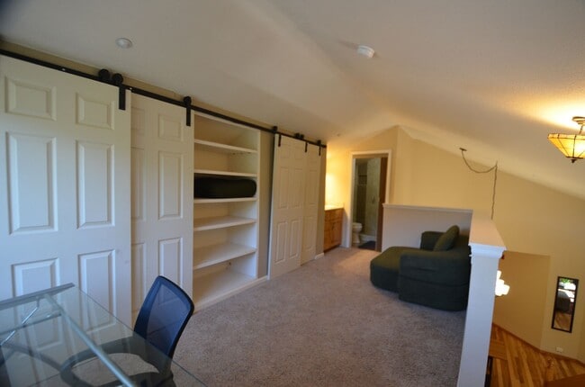 Building Photo - Furnished! Updated 3bed/3bath! 1 car garage! Heat included! Flexible lease terms!