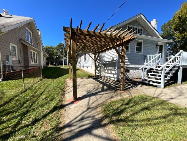 Building Photo - Charming 3 bedroom/1.5 bathroom REMODELED home close to High Point University