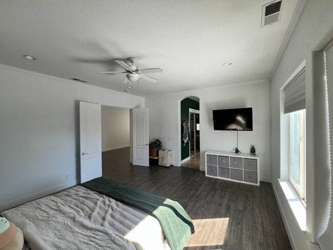 Building Photo - Spacious Four Bedroom Home off Veterans Parkway