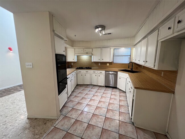 Building Photo - 6630 Trigate Dr
