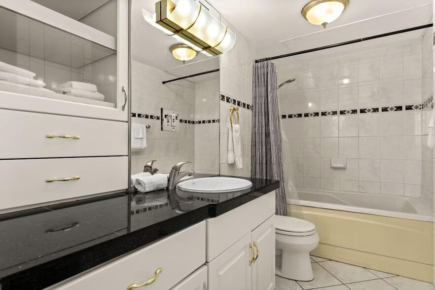 Building Photo - 1020 16th St Mall