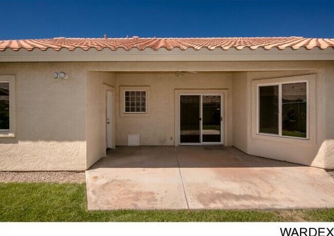 Building Photo - 4 Bedroom House Across from Golf Course!