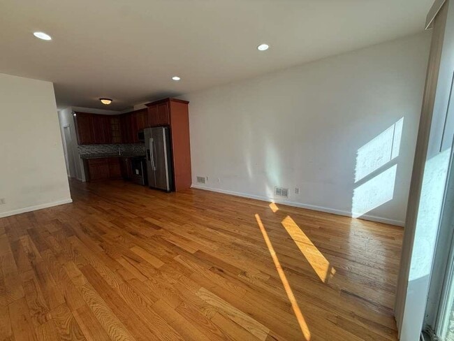 Building Photo - 33 Nelson Ave