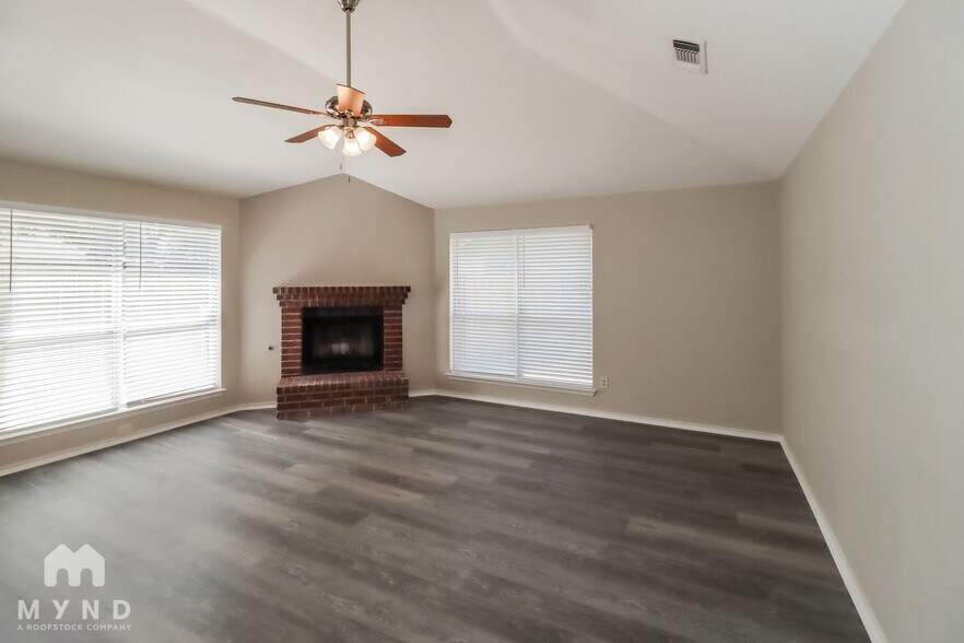Building Photo - 4961 Briar Oaks Ln