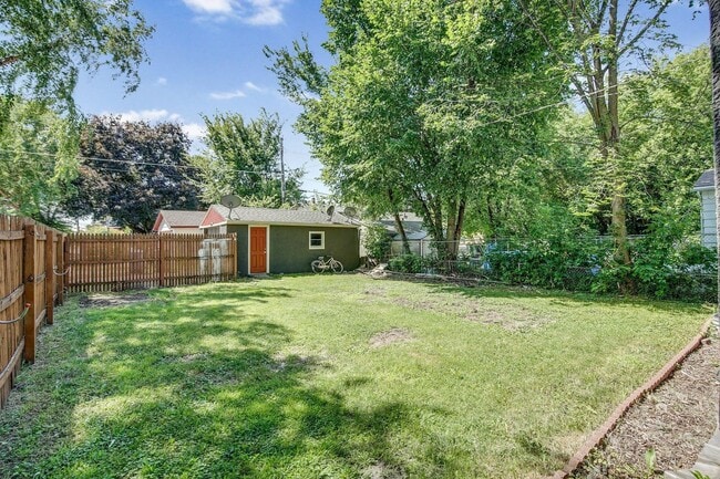 Building Photo - Large 5 Bed | 2 Bath House W/ Fenced Yard ...