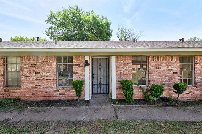Primary Photo - 903 N Meadows Dr