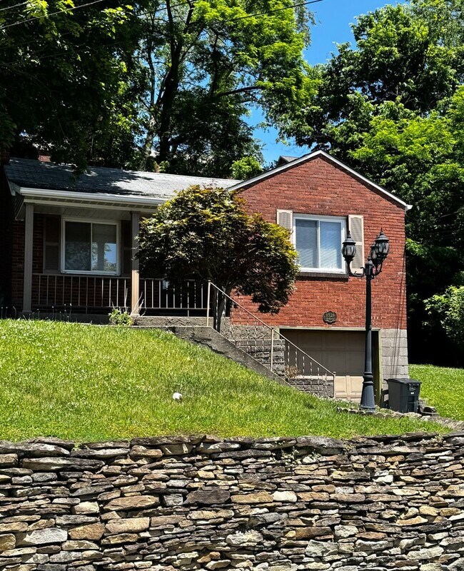 Building Photo - BRENTWOOD BEAUTY -- Available Now!!