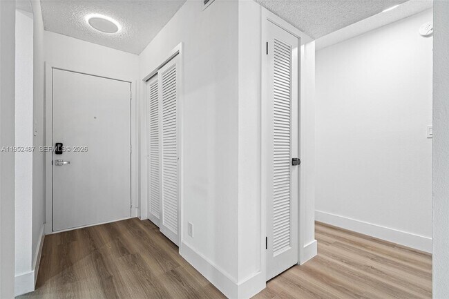 Building Photo - 901 NE 14th Ave