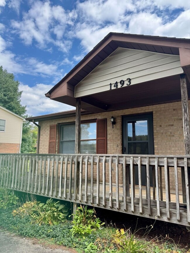 Building Photo - Newly Remodeled Duplex in Blacksburg