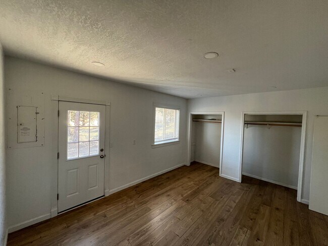 Building Photo - Beautiful Unique 4 Bedroom home with a loft & 3 full bathrooms! Move In Special $500 off first mo...